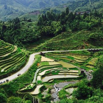 云雾缭绕中的贵州风情舞台秀